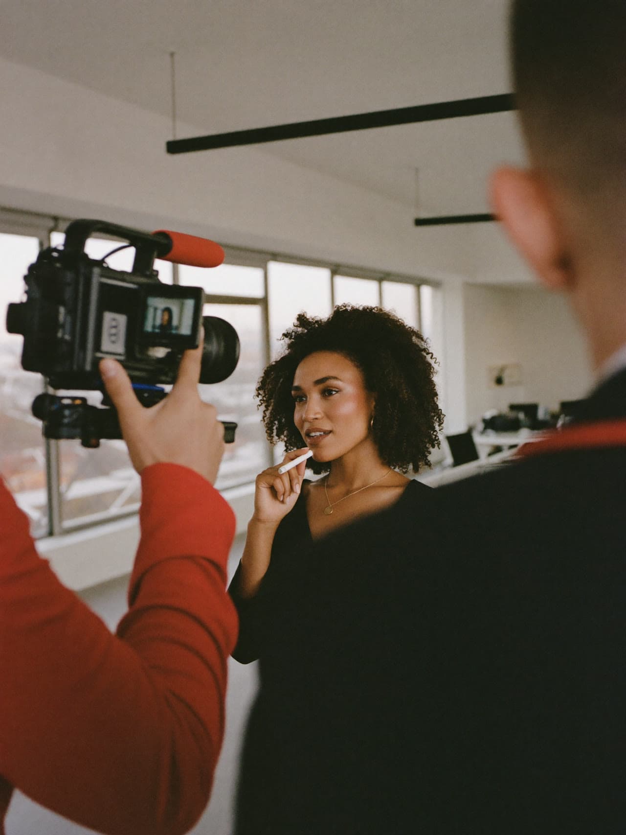 Filmteam filmt eine Geschäftsfrau bei einem Business-Videodreh